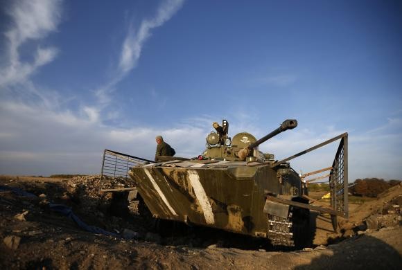 Ukraine to pull back artillery and armored vehicles from buffer zone  - ảnh 1